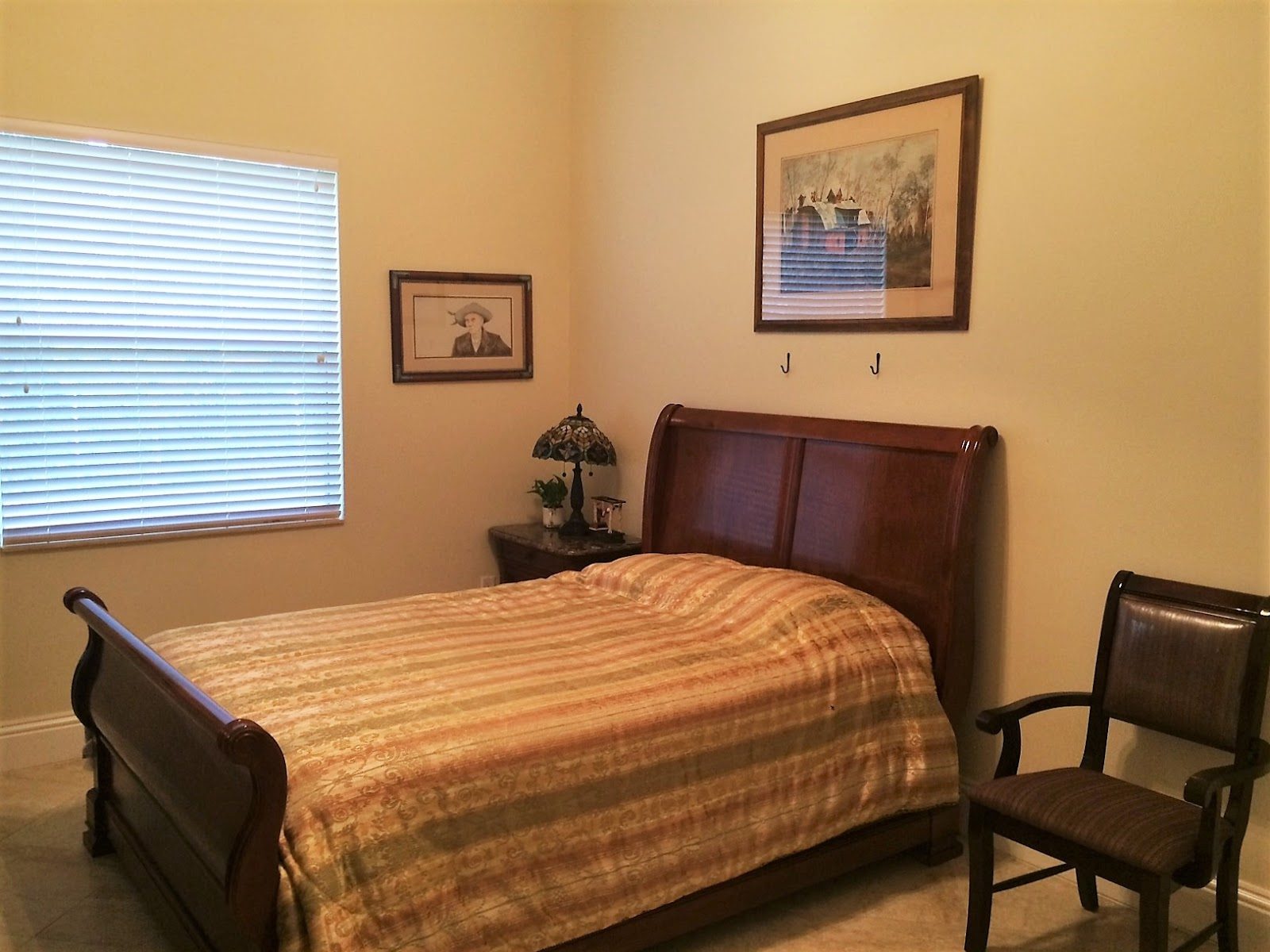 Quiet bedroom suitable for rest and familiarity